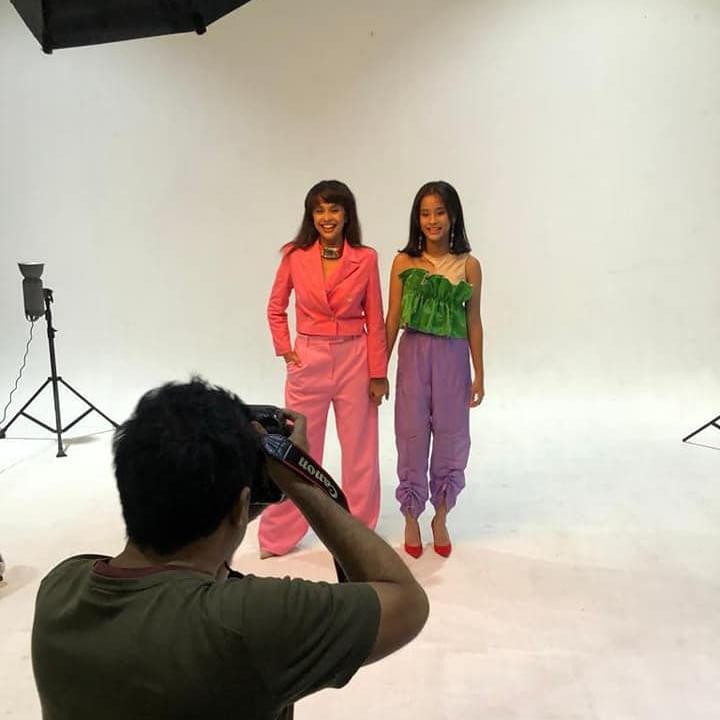 <p>Melly juga sering mengajak putri sulungnya dalam beragam aktivitas, Bunda. Saat ini Kacamelyv sudah tumbuh menjadi seorang gadis cantik berusia 18 tahun. (Foto: Instagram @mellymanuhutu_organik)<br /><br /><br /></p>