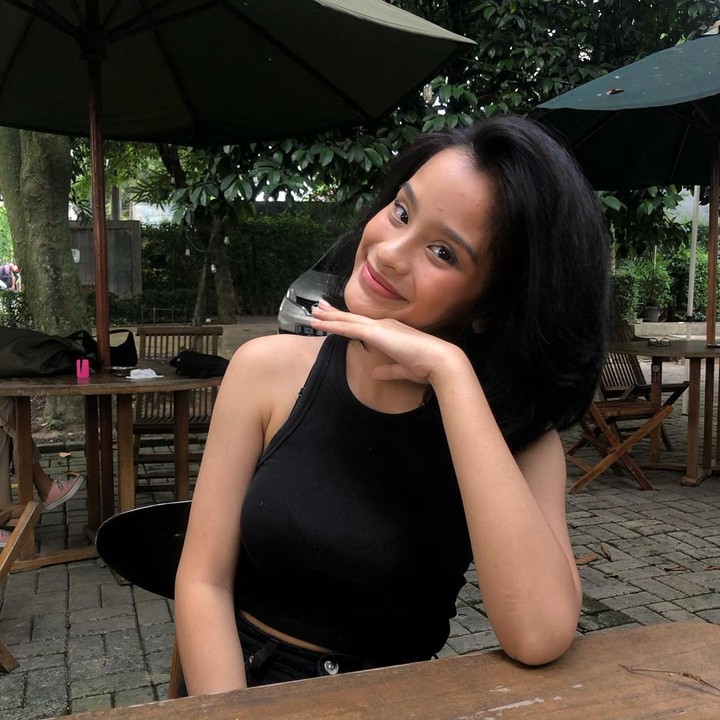<p>Kacame tampaknya ikut terjun ke dunia hiburan seperti sang ibunda, nih. Diketahui, ia ikut membintangi tayangan <em>Catatan Akhir Sekolah The Series</em>, Bunda. (Foto: Instagram @mellymanuhutu_organik)</p>
