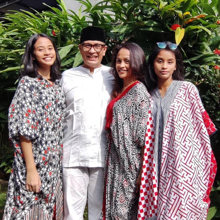 <p>Melly Manuhutu merupakan model sekaligus pemeran ternada di Tanah Air, Bunda. Dahulu, ia memulai karier dari modeling dengan meraih juara ketiga pada pemilihan GADIS Sampul tahun 1990. (Foto: Instagram @mellymanuhutu_organik)<br /><br /><br /></p>