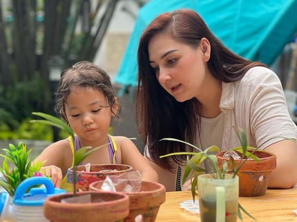 Bikin Panik, Putri Mona Ratuliu Masukkan Manik-Manik ke Telinga hingga Dibawa ke Dokter