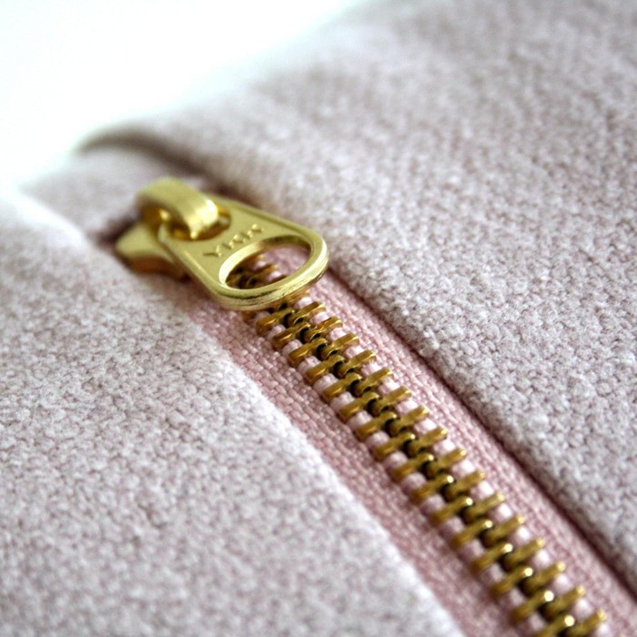 Sebelum mencuci celana denim atau jaket, pastikan risleting selalu tertutup rapat. Gigi risleting yang terbuka dapat tersangkut pada kain dan bisa merobek pakaian kamu.