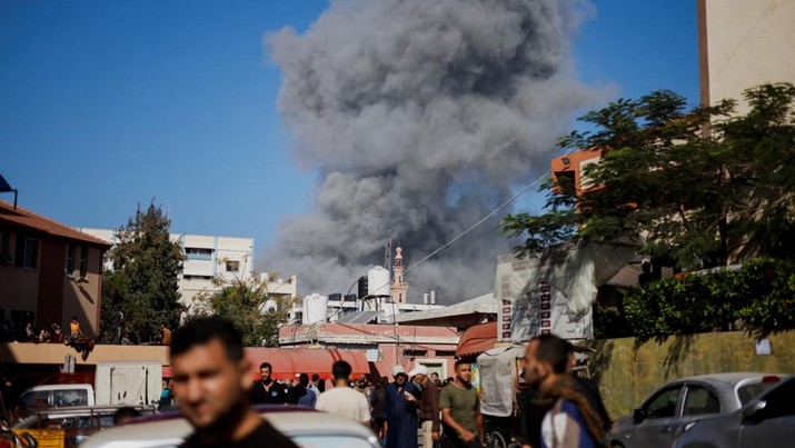 Pemandangan umum saat asap membubung setelah serangan Israel, saat konflik antara Israel dan kelompok Islam Palestina Hamas berlanjut, di Khan Younis di selatan Jalur Gaza, 26 Oktober 2023. (REUTERS/Mohammed Salem)