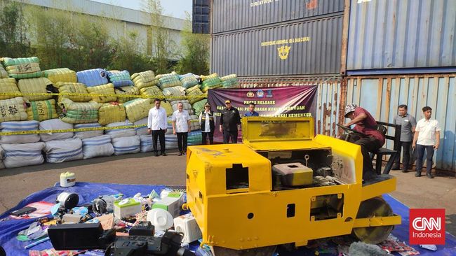 Hasil Kerja I Satgas Impor Ilegal: Amankan HP-Baju \'Gelap\' Rp40 M