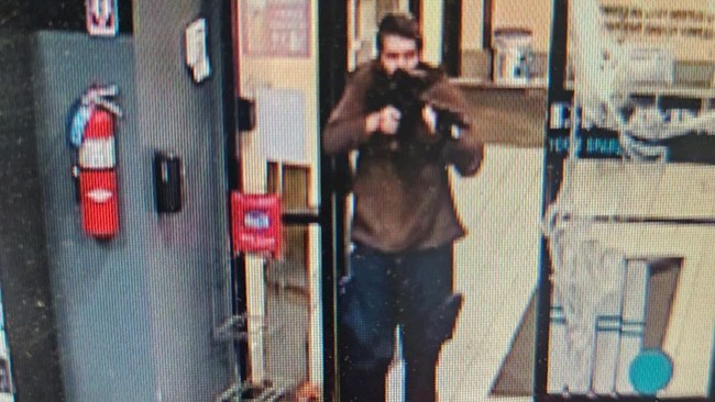Polisi sebar detail dan foto Robert Card pelaku penembakan di Lewiston, Maine, yang menewaskan lebih dari 18 orang.