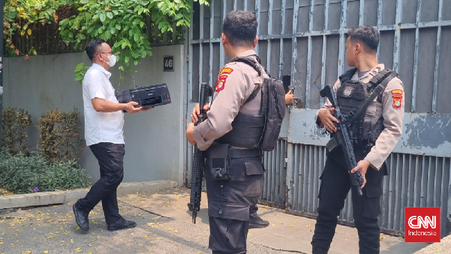 Penyidik Direktorat Reserse Kriminal Khusus Polda Metro Jaya membawa koper hingga printer saat menggeledah rumah Ketua KPK Firli Bahuri.