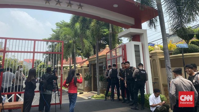 Ketua KPK Firli Bahuri disebut berada di lokasi saat penggeledahan rumahnya yang terletak di Perumahan Grand Galaxy Bekasi