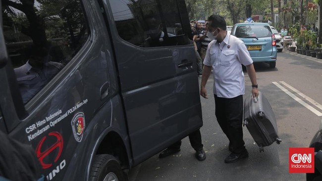 KPK menyita catatan proyek hingga uang tunai usai menggeledah rumah kediaman pengusaha Hanan Supangkat, Rabu hingga Kamis dini hari.