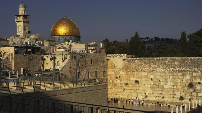 Perdana Menteri Israel Benjamin Netanyahu melarang Muslim mengunjungi Masjid Al-Aqsa selama bulan suci Ramadan.