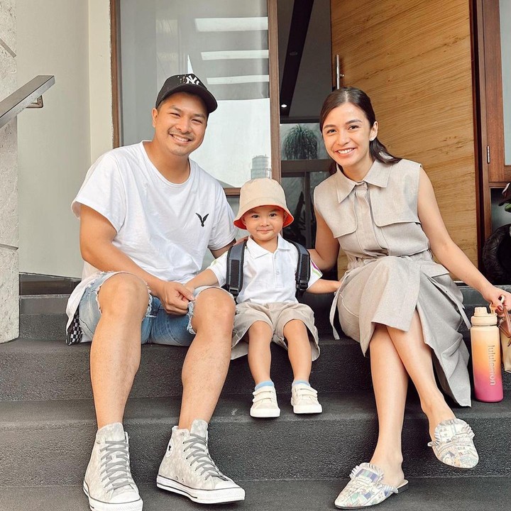 <p>Chelsea Olivia mengantar sang anak, Dante, ke sekolah di hari pertama dan keduanya, Bunda. Chelsea pun mengungkap ada banyak drama yang terjadi. "<em>Day</em> 2 Dante Sekolah dan tidak semulus hari pertama, di lobby sekolah dia nangis. Hahaha ya <em>well</em> gak apa-apa namanya juga masih belajar yah, hari ini tidak nangis belum tentu besok juga tidak nangis. Namanya juga hidup," ungkapnya pada laman Instagram. (Foto: Instagram: @chelseaoliviaa)</p>