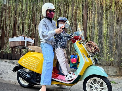 7 Potret Gaya Bunda Artis Antar Anak Sekolah, Ada yang Naik Motor