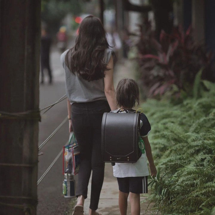 <p>Sabai Dieter lebih memilih mengantar anak sekolah mengenakan kaos dan sandal jepit nih, Bunda. Ia juga terlihat membantu si sulung, Bjorka, membawakan berbagai perlengkapan sekolah. "Pusing mikirin bekal, nemenin ngerjain tugas juga akan dimulai lagi. Baba yang gak tahu apa-apa urusan sekolah juga, ah sudah biasa ini mah," ungkap Sabai. (Foto: Instagram: @sabaidieter)</p>