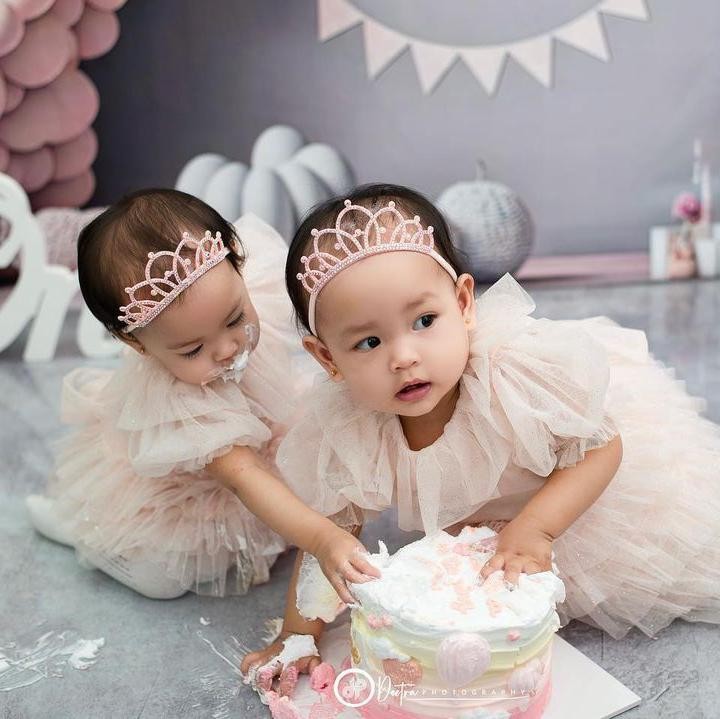<p>"MasyaAllah Tabarakallah nak bayik sudah bisa saling rebutan barang, makanan, cemburuan, kesal, senang semuanya diungkapin versi bayi umur 1 tahun, rumah makin ramai," tulis Anisa. (Foto: Instagram: @anisarahma_12)</p>