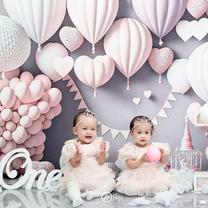 <p>Banyak netizen yang tidak menyangka jika Si Kembar sudah genap berusia 1 tahun, Bunda. Mereka pun mendoakan agar Alma dan Alsha tumbuh menjadi anak yang sehat dan panjang umur. (Foto: Instagram: @anisarahma_12)</p>
