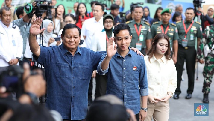 Pasangan bakal capres-cawapres Prabowo Subianto dan Gibran Rakabuming Raka tiba untuk menjalani tes kesehatan di RSPAD Gatot Soebroto, Jakarta, Kamis (26/10/2023). (CNBC Indonesia/Tri Susilo)