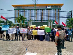 Tunjangan Sertifikasi 10 Bulan Tak Dibayar, Guru Madrasah Aksi di Kemenag NTB