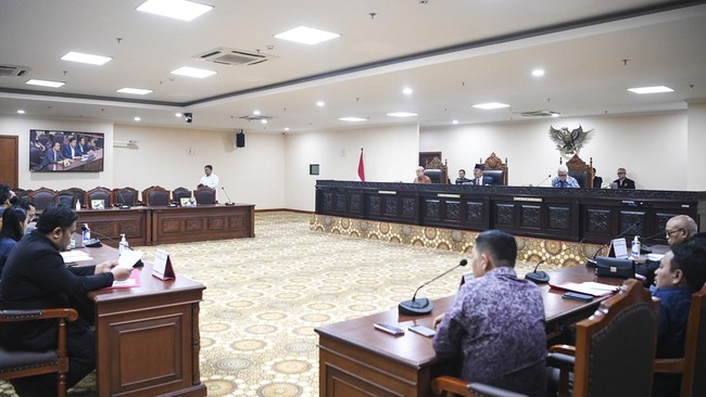 Dari sembilan hakim konstitusi, Ketua MK Anwar Usman diperiksa dua kali oleh MKMK yakni pada Selasa (31/10) dan Jumat (3/11).