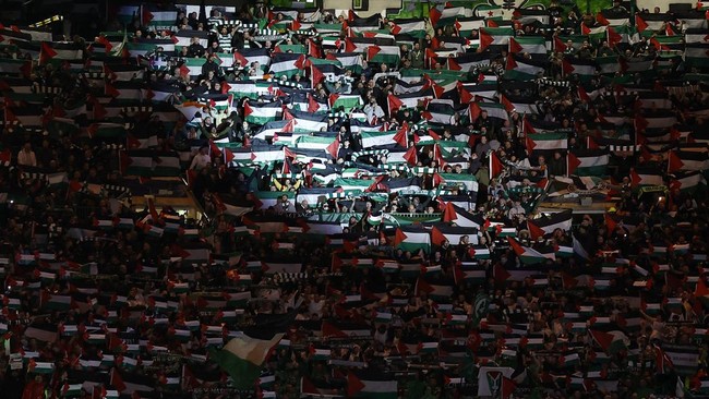 Aktivis pro-Palestina menerobos pangkalan RAF Inggris, melakukan vandalisme dengan cat merah ke pesawat militer.