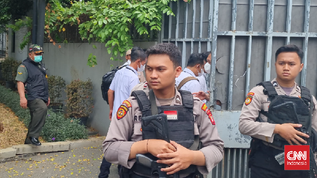 Belasan Penyidik Direktorat Reserse Kriminal Khusus Polda Metro Jaya terlihat masuk ke rumah Ketua KPK Firli Bahuri sembari membawa sebuah koper dan printer.