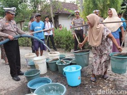 Desa Terpencil Jombang Dilanda Kekeringan, Polisi Salurkan 14.000 Liter Air