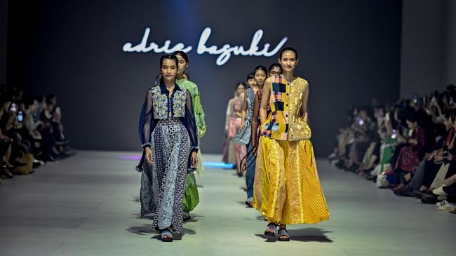 Dewi's Luxe Market menggelar pertunjukan "Kisah Kain" di Jakarta Fashion Week dengan menggandeng desainer Adrie Basuki, Tobatenun, dan Sejauh Mata Memandang.