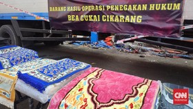 Sri Mulyani Hibahkan Sajadah Sitaan Rp1,8 M ke Pemda Cikarang