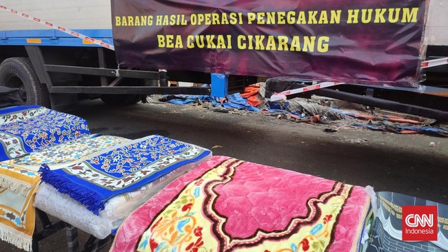 Menteri Keuangan Sri Mulyani Indrawati menghibahkan sajadah hasil impor ilegal senilai Rp1,8 miliar kepada pemerintah daerah (pemda) Cikarang.