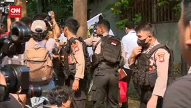 VIDEO: Polisi Bawa Sejumlah Box Usai Geledah Rumah Firli di Jaksel