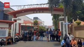 VIDEO: Rumah Firli dan 2 Tetangganya di Bekasi Digeledah Polisi