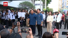 VIDEO: Lagi-lagi Berkemeja Biru, Prabowo Tes Kesehatan di RSPAD
