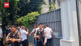 VIDEO: Rumah Firli di Kertanegara Digeledah, Polisi Bersenjata Berjaga