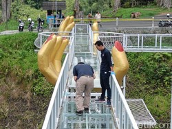 Jembatan Kaca Banyumas Ternyata Tak Punya Izin-Standar Kelayakan