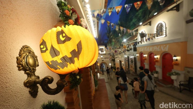 Trans Studio Cibubur menyambut Halloween.