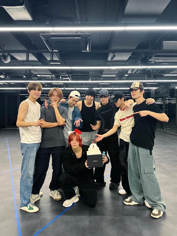 Sementara itu, di tahun 2023 ini, Yuta merayakan ulang tahunnya bersama para anggota NCT 127 meskipun tanpa kehadiran Taeil yang masih dalam masa pemulihan. Once again, happy birthday Yuta!/ Foto: instagram.com/nct127