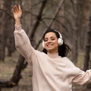 6 Ciri Orang yang Selalu Menyebarkan Hal Positif, Punya Aura Good Vibes!