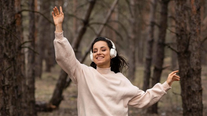 6 Ciri Orang yang Selalu Menyebarkan Hal Positif, Punya Aura Good Vibes!