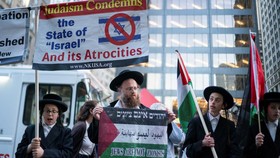 FOTO: Warga Yahudi Dukung Palestina saat Unjuk Rasa di New York