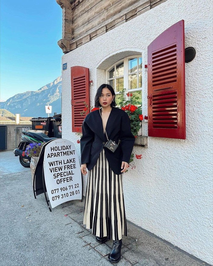 Bergaya playful dalam warna black & white? Ayla Dimitri nailed it. Perpaduan siluet, motif dan tekstur kuncinya. Ayla mengenakan oversized blazer, rok lipit bergaris, disempurnakan statement fashion item, yaitu Perfect Match Micro Matchbox Crossbody dari Kate Spade. / Foto: Courtesy of Kate Spade