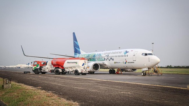 Pertamina dan Garuda Indonesia hari ini melaksanakan penerbangan komersil perdana menggunakan bahan bakar ramah lingkungan, Pertamina SAF atau Bioavtur.