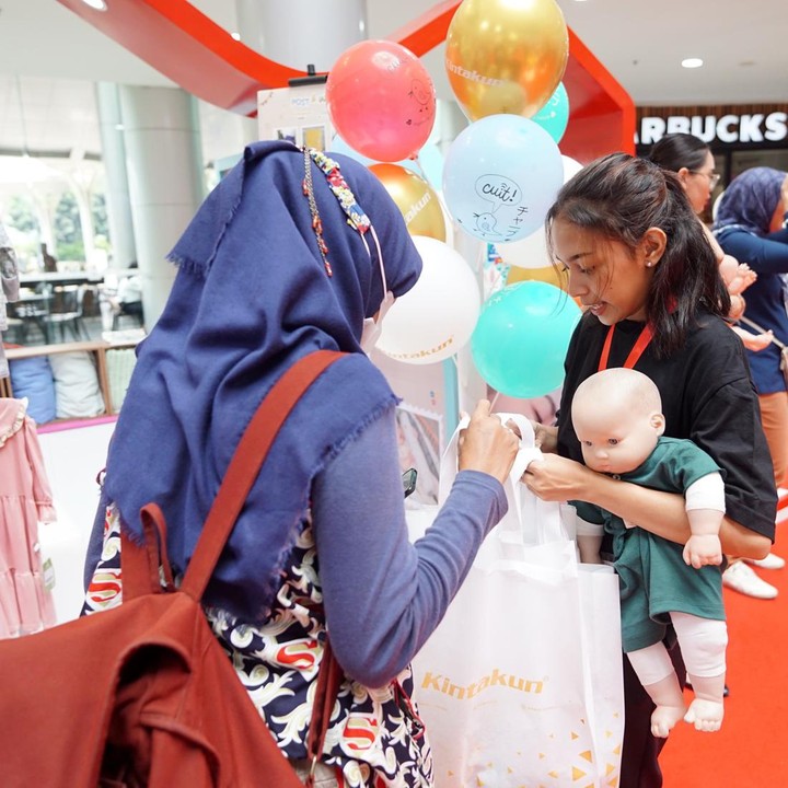 <p>Semakin tertarik untuk datang? Saat Bunda belanja dan ikut talkshow, Si Kecil bisa tetap enjoy dengan bermain di playground yang telah disediakan. Namun, tetap awasi mereka kala bersenang-senang, ya. (Foto: Yuri Hanggrian Fauzi/ HaiBunda)</p>