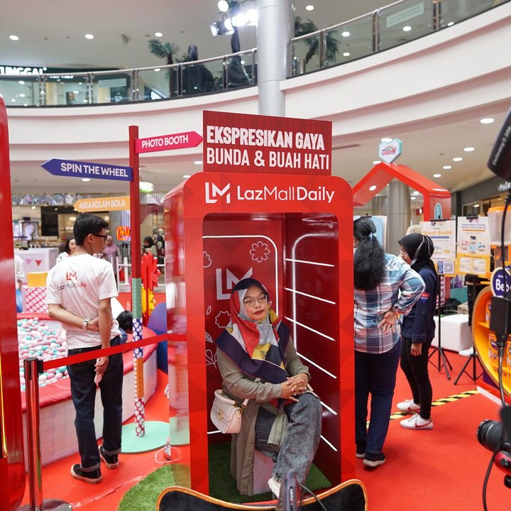 <p>LazMall Daily Bundafest kembali hadir selama tiga hari, Bunda. Kali ini, kemeriahan acara dapat Bunda ikuti di MARGOCITY, Margonda, Depok, mulai Jumat (27/10/2023) hingga Minggu (29/10/2023). (Foto: Yuri Hanggrian Fauzi/ HaiBunda)</p>