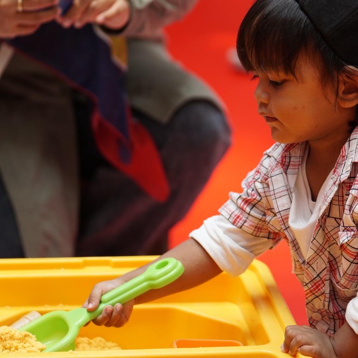 <p>Sebelum acara dimulai, terlihat beberapa Bunda sudah mulai memasuki area bersama Si Kecil, nih. Mereka sangat antusias menanti pembukaan acara. (Foto: Yuri Hanggrian Fauzi/ HaiBunda)</p>