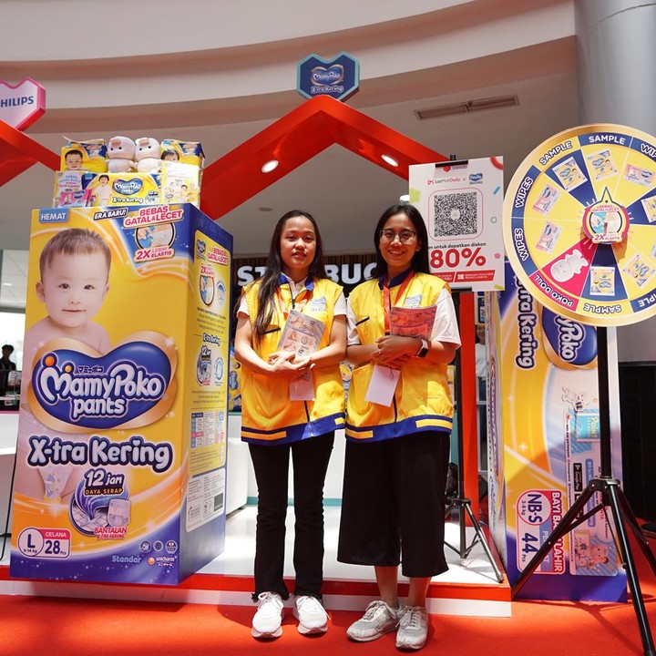 <p>Jika berkunjung ke booth MamyPoko dan berbelanja senilai Rp200 ribu, Bunda bisa memutar wheels dan berkesempatan memenangkan berbagai hadiah menarik. Misalnya saja tisu basah, boneka, hingga sample. (Foto: Yuri Hanggrian Fauzi/ HaiBunda)</p>