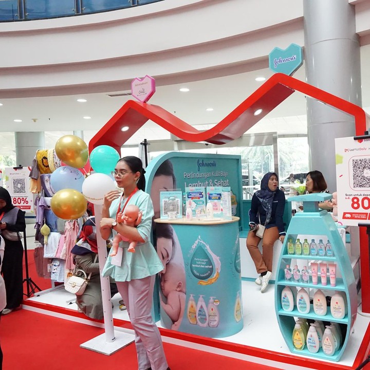 <p>Penawaran menarik juga ditawarkan di booth Johnson's Baby. Bunda yang follow media sosial serta Official Store mereka di Lazada, nantinya akan mendapatkan baby soap secara cuma-cuma, lho. Nikmati juga diskon mulai dari 5 hingga 15 persen untuk berbagai produk. (Foto: Yuri Hanggrian Fauzi/ HaiBunda)</p>