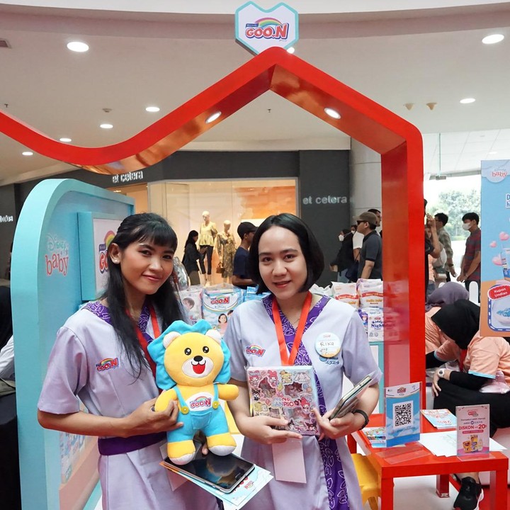 <p>Event LazMall Daily Bundafest 2023 kembali dimeriahkan dengan sejumlah booth produk Bunda dan anak. Salah satu yang menawarkan banyak diskon adalah GooN. Jika mengunjungi booth, Bunda bisa mendapatkan diskon hingga 28 persen. Dapatkan juga kupon undian dan kesempatan mendapatkan berbagai produk menarik. (Foto: Yuri Hanggrian Fauzi/ HaiBunda)</p>