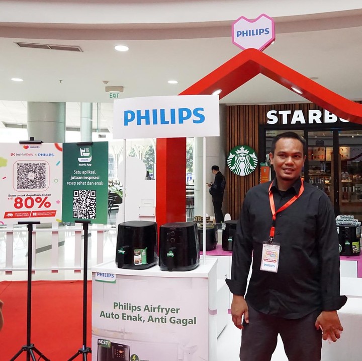 <p>Tak ketinggalan brand produk rumah tangga Philips ikut hadir dengan penawaran spesial. Jika membeli produk di booth Philips senilai Rp3 juta, Bunda yang termasuk 3 orang pembeli pertama akan mendapatkan langsung mendapatkan hadiah air fryer. Tak hanya itu, nikmati pula diskon 25 hingga 27 persen untuk produk Philips lainnya.</p><p>LazMall Daily Bundafest di Margo City ini didukung oleh brand ternama seperti MamyPoko, Johnson & Johnson, Merries, Bebelac, Goon, Cuit Baby, dan Philips Airfryer. Untuk bisa mendapatkan harga-harga menarik dari brand di atas langsung saja klik <a href="https://www.haibunda.com/outboundlinks?url=http%3A%2F%2Fsurl.li%2Fmnvok" target="_blank">di sini</a> ya, Bun. (Foto: Yuri Hanggrian Fauzi/ HaiBunda)</p>