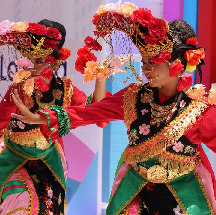 <p>LazMall Daily Bundafest 2023 dimeriahkan dengan penampilan dari Mustika Ayu Dance Studio, Bunda. Para dancer menghibur pengunjung yang hadir di Margo City dengan penampilan tari kreasi tradisional dari DKI Jakarta yaitu tari Kembang Lambang Sari. (Foto: Yuri Hanggrian Fauzi / HaiBunda).</p>
