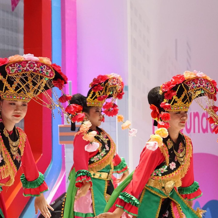 <p>Para penari tradisional yang berjumlah 4 orang tampil dengan sangat lincah dalam balutan baju tradisional yang berwarna warni. Para penari yang datang dari kalangan remaja berusia 12 sampai 17 tahun ini, nampak sudah sangat lihai menampilkan tari kreasi ini. Padahal, waktu latihannya hanya 2 hari lho, Bunda. (Foto: Yuri Hanggrian Fauzi / HaiBunda).</p>