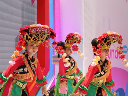 6 Potret Mustika Ayu Dance Studio Meriahkan Panggung LazMall Daily Bundafest