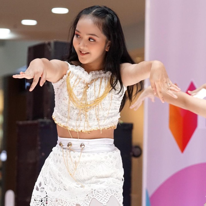 <p>Tak hanya tari tradisional, Mustika Ayu Dance Studio juga menampilkan tari modern yang dibawakan oleh 5 orang remaja cantik nan bertalenta. Mereka tampil dalam balutan busana berwarna putih dengan sentuhan warna gold yang membuat penampilan mereka semakin elegant. (Foto: Yuri Hanggrian Fauzi / HaiBunda).</p>