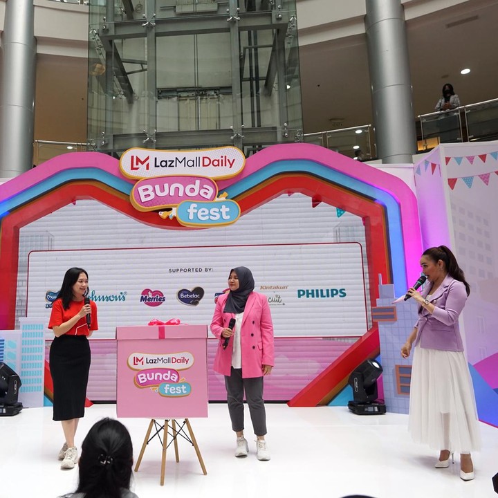 <p>Panggung megah dengan sederet hiburan siap menyambut pengunjung yang datang ke LazMall Daily Bundafest. Tak hanya mewah, acara ini menawarkan berbagai kegiatan seru bertabur hadiah. (Foto: Yuri Hanggrian Fauzi/ HaiBunda)</p>